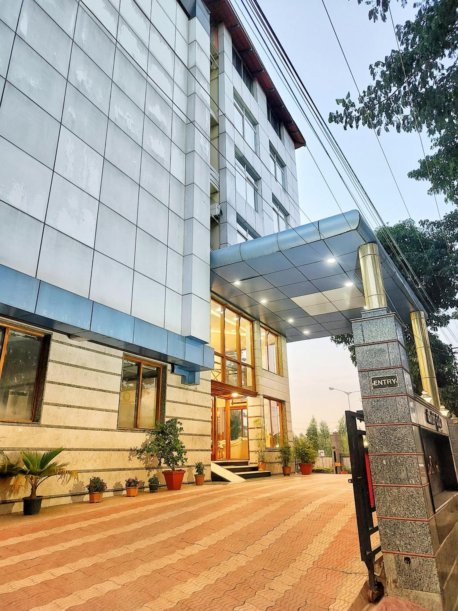 Hotel Presidency Kempegowda International Airport Бангалор Екстериор снимка